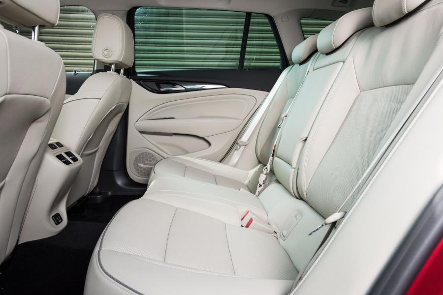 Интерьер Vauxhall Insignia Sports Tourer Exclusive 2018 года  (фото 7 из 17)